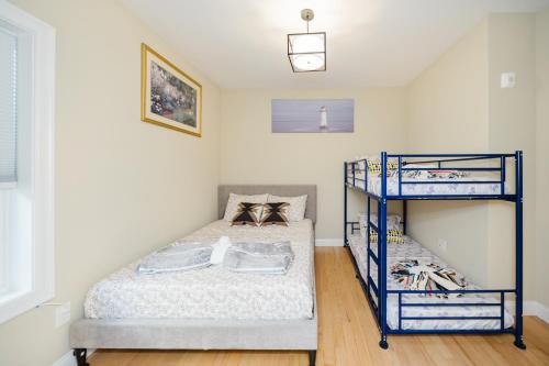 Katil atau katil-katil dalam bilik di 60-1 4BR Boston - Cozy New Apt near Franklin Park