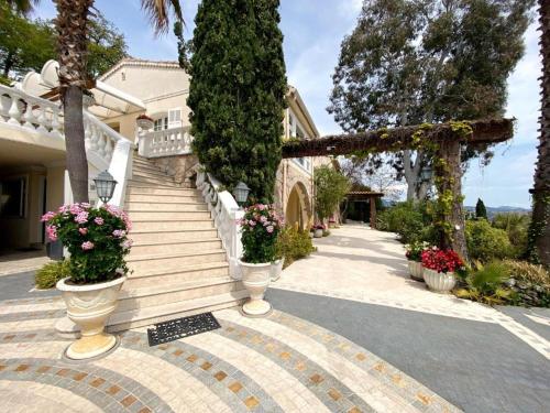 une maison avec un escalier de fleurs et de plantes dans l'établissement Villa Gloria, à Saint-Jeannet