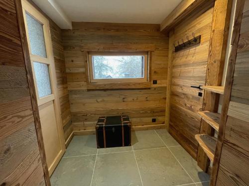 d'un sauna avec des murs en bois et une fenêtre. dans l'établissement VAUJANYLOCATIONS - Flocon 1, à Vaujany