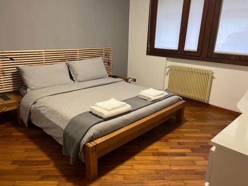 a bedroom with a bed with two towels on it at Interno 1 - elegante mini affacciato sul verde in Udine