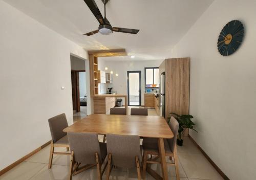 Stunning modern luxury 3-Bedroom Apart with pool flic en flac