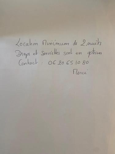 un réfrigérateur blanc sur le côté dans l'établissement Maison Lumineuse Proche Plages St Palais sur mer, à Saint-Palais-sur-Mer