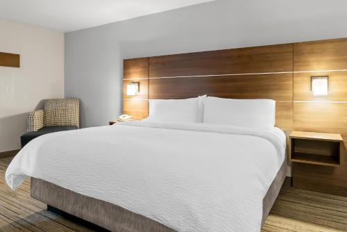 Letto o letti in una camera di Holiday Inn Express Hotel & Suites Marion by IHG