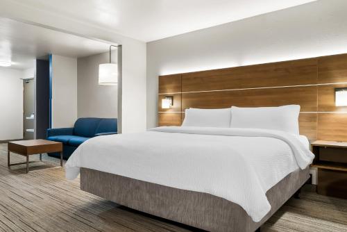 Letto o letti in una camera di Holiday Inn Express Hotel & Suites Marion by IHG