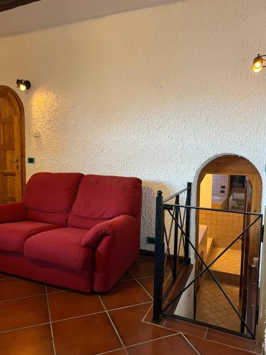 a red couch in a living room with a mirror at Panorama in Someraro