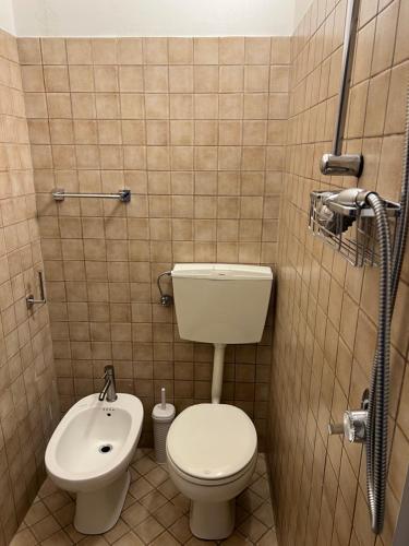 a small bathroom with a toilet and a sink at Panorama in Someraro