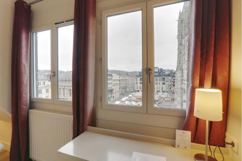 Postel nebo postele na pokoji v ubytování Hôtel Cardinal