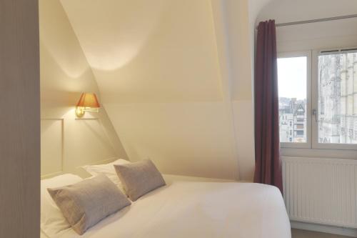 Postel nebo postele na pokoji v ubytování Hôtel Cardinal