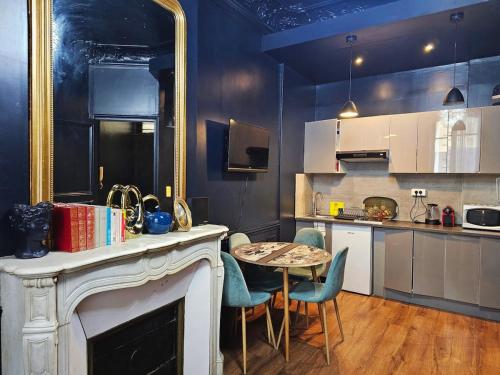 - une cuisine avec une table, des chaises et un miroir dans l'établissement Apt haussamn walk tour eiffle trocadero 3minutes, à Paris