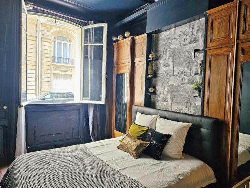 une chambre avec un lit avec des oreillers dessus dans l'établissement Apt haussamn walk tour eiffle trocadero 3minutes, à Paris