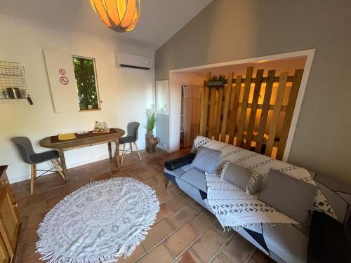 un salon avec un canapé et une table dans l'établissement Le Mas de Cocody, au Plan-de-la-Tour