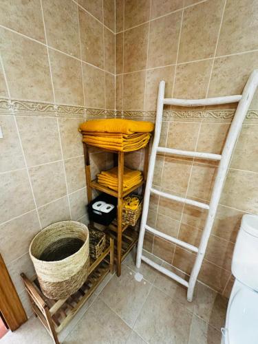 a bathroom with a basket and a shelf in a shower at Casa en la Playa Alcossebre La Creueta in Alcossebre