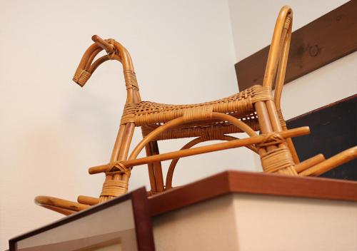 a wicker chair sitting on top of a cabinet at 茂平の宿 in Yoro
