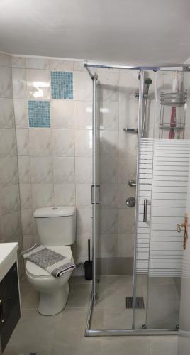 Bilik mandi di Koskinou Residence