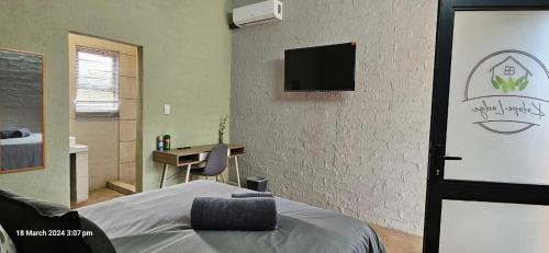 TV a/nebo společenská místnost v ubytování Kolope Lodge