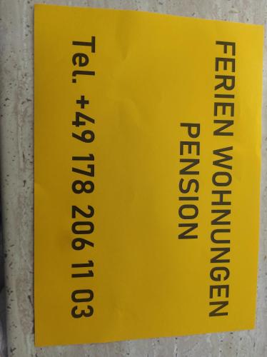 un panneau jaune sur un mur avec le mot évacuation dans l'établissement Apartament n &, à Świnoujście