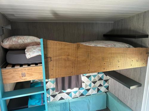 deux lits superposés dans une petite pièce avec dans l'établissement La tiny house Luna, à Villefranche-de-Longchat