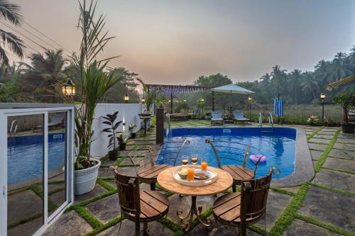 Piscina en o cerca de ELIVAAS Moonlit retreat 3 BHK with Garden & Pool
