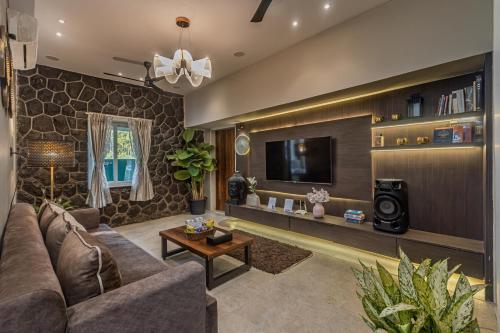 Zona de estar de ELIVAAS Moonlit retreat 3 BHK with Garden & Pool
