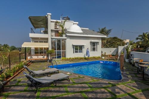 Piscina en o cerca de ELIVAAS Moonlit retreat 3 BHK with Garden & Pool