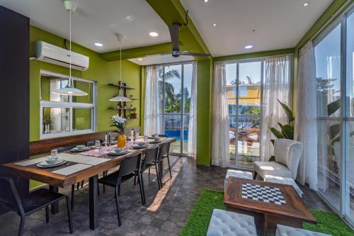 Zona de estar de ELIVAAS Moonlit retreat 3 BHK with Garden & Pool