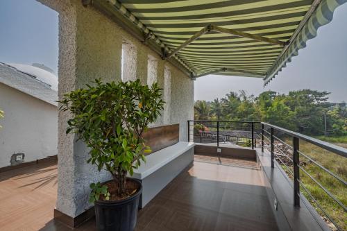 Un balcón o terraza de ELIVAAS Moonlit retreat 3 BHK with Garden & Pool