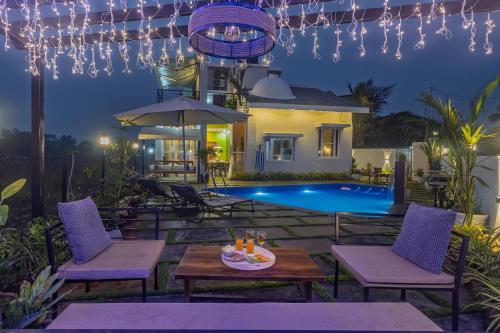 Piscina en o cerca de ELIVAAS Moonlit retreat 3 BHK with Garden & Pool