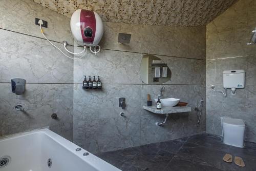 Un baño de ELIVAAS Moonlit retreat 3 BHK with Garden & Pool
