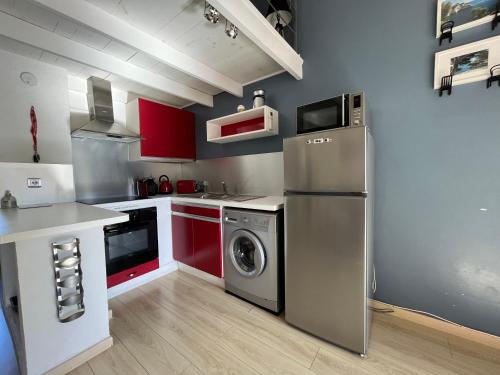 une cuisine avec un réfrigérateur et une machine à laver dans l'établissement Le chant des Cigales STUDIO Duplex climatisé près des plages, à Sausset-les-Pins