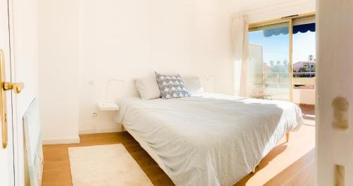 Кровать или кровати в номере Cozy Beachside Apartment in Cros de Cagnes - Luna