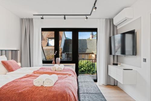 a bedroom with a bed with towels on it at 1-2 Personen - Parkplatz - Fahrradgarage - Zentrum - Küche - Balkon - Klima in Sankt Martin