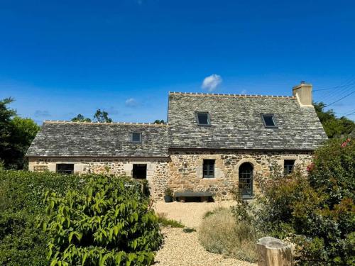 an old stone house in the middle of a garden at Rhun Even, charmante maison bretonne pour 6 personnes in Plougasnou