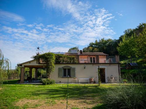 a house in a yard with a roof at Oltrebosco Casa Vacanze in Valfabbrica