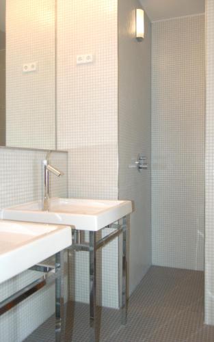 une salle de bain avec un lavabo et une douche dans l'établissement Villa Coucou Les Amis, à Sainte-Lucie de Porto-Vecchio