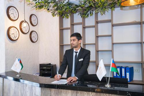 Členové personálu v ubytování Tengealti Resort Quba