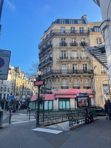 un grand bâtiment situé dans une rue de la ville en face dans l'établissement Cozy studio at Saint Germain, à Paris