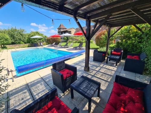 un patio avec des chaises et une piscine dans l'établissement La Ferme de l'Embellie Gîtes et Chambres d'Hôtes, au Buisson de Cadouin