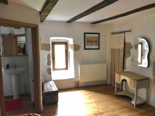 - un salon avec un lavabo et un miroir dans l'établissement La Contie, bol d'air et de nature, à Najac