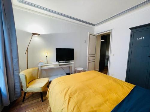 une chambre avec un lit jaune et une chaise dans l'établissement Appartement Tour Eiffel - Invalides, à Paris