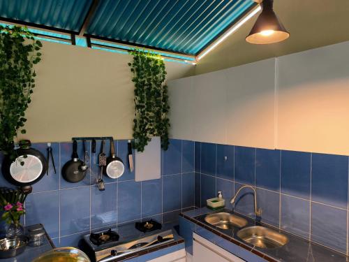 Kuchyň nebo kuchyňský kout v ubytování Guest House 88 Pandawa