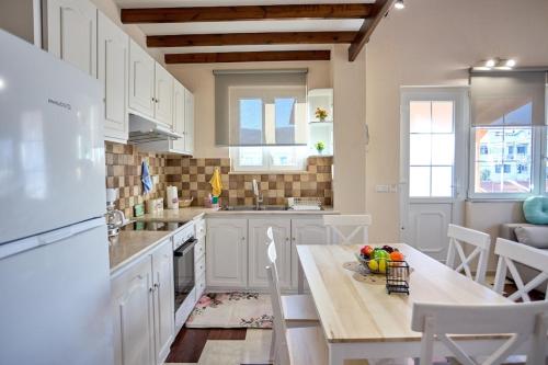 Sweet Cottage In The City
