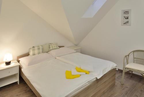 ein Schlafzimmer mit einem Bett mit gelben Schuhen darauf in der Unterkunft Pension 101 Dubá in Dubá