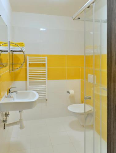 a bathroom with a sink and a toilet at Pension 101 Dubá in Dubá