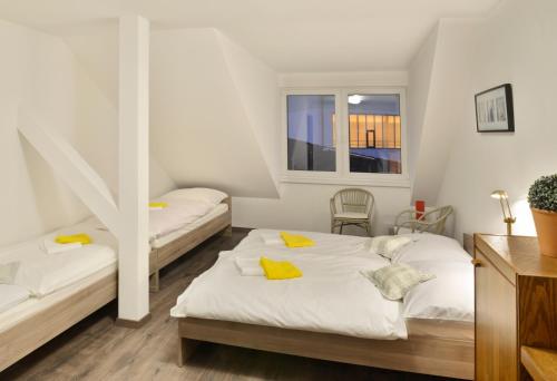 1 Schlafzimmer mit 2 Betten und einem Fenster in der Unterkunft Pension 101 Dubá in Dubá