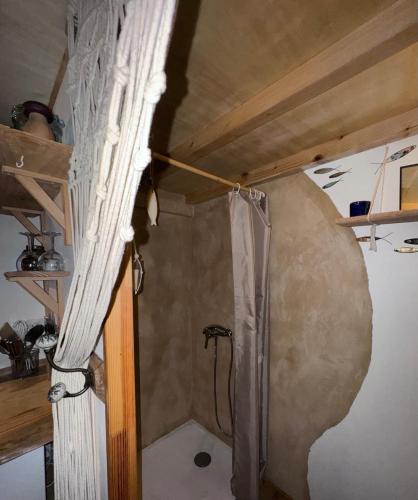 La salle de bains privative est pourvue d'une douche. dans l'établissement Tiny house au coeur de la foret, à Les Martys
