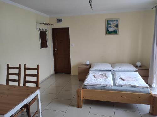 una camera da letto con un letto, un tavolo e una scrivania di Apartament ist im swineminde ! & a Ahlbeck