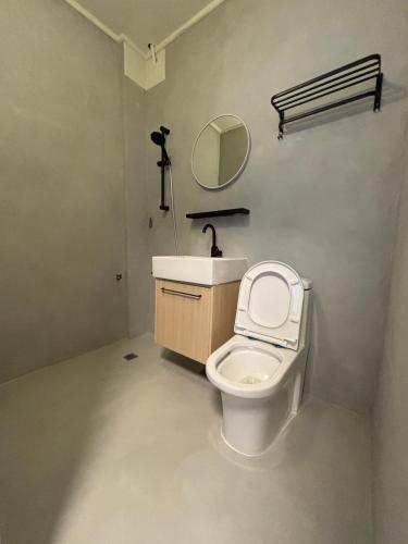 a bathroom with a toilet and a sink and a mirror at 金玉旅社 in Guanshan