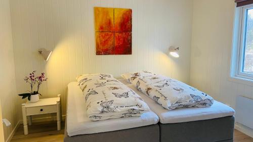 Giường trong phòng chung tại Familyfriendly-modern, in the fishingtown Stamsund, with Sauna and Jacuzzi
