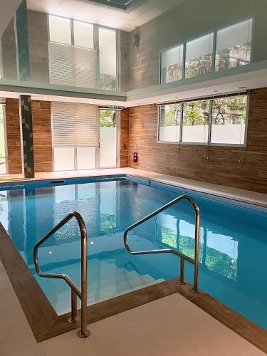 une grande piscine avec de l'eau bleue dans l'établissement DOMITYS - Marguerite, à Bourg-en-Bresse