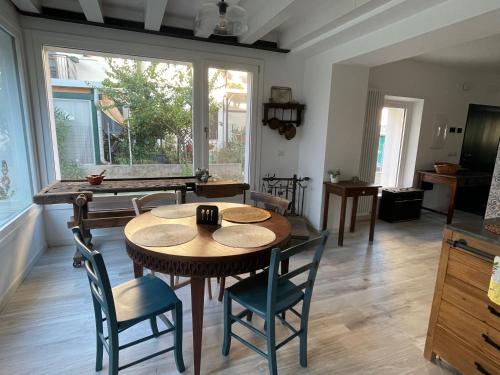 a kitchen and dining room with a table and chairs at B&B La Marjolaine di Ale e Madda in Fagagna